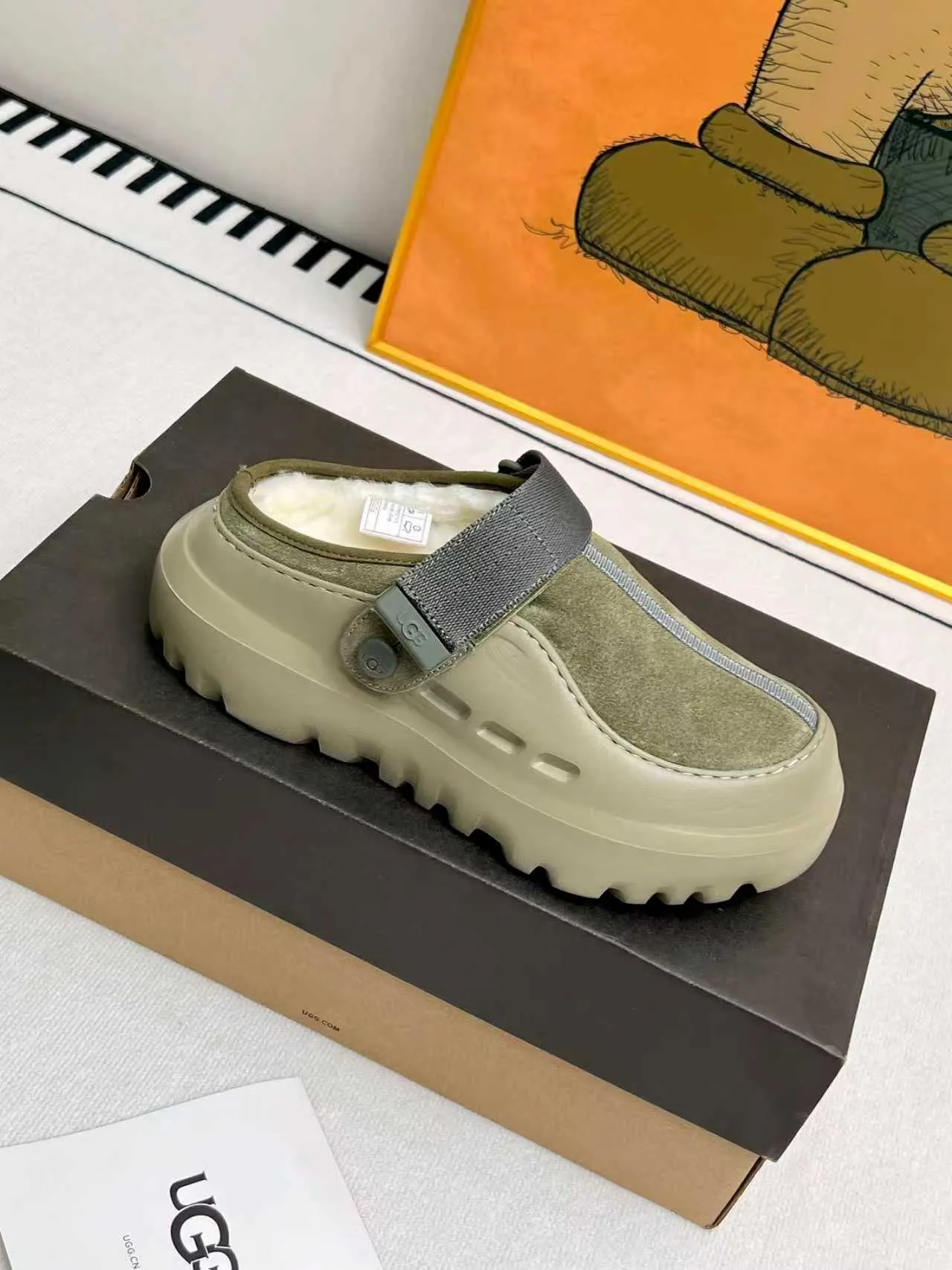 p500🐮🐮 (same style for men and women) UGG 2025 new small potato, half drag and one kick to unlock the relaxed feeling, lightweight and thin sole, always light and fashionable, casually stepping out of the new style, it feels very UGG, classic suede with soft wool lining insole, rubber foam outsole, hot stamped logo ✅Color: bright green, bright yellow, maroon, black ✅Number of codes: 35 to 45 (synchronized with the official website)